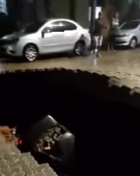 V Deo Cratera Se Abre E Engole Carro Durante Chuva Em Minas