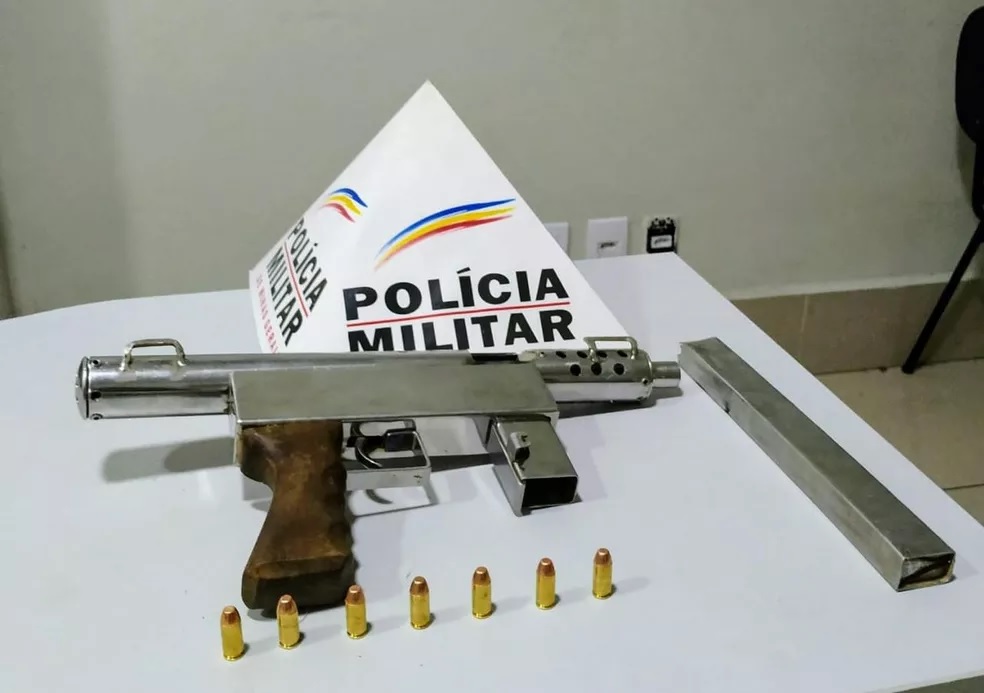 Homem é preso submetralhadora artesanal simulacro de pistola