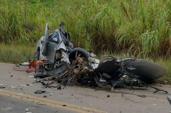 Batida Entre Carro E Carreta Mata Uma Pessoa Fere Duas E Destr I Carro