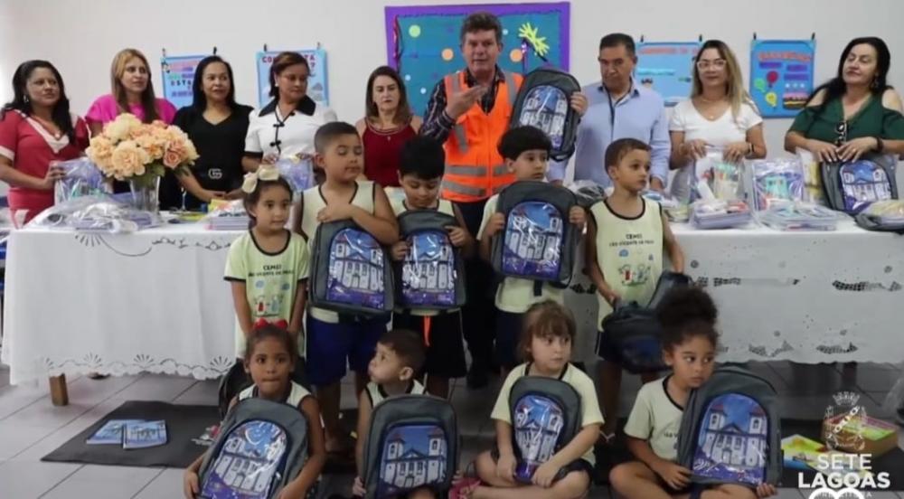 Prefeitura Entrega Kits Escolares Para Quase 17 Mil Alunos Da Rede ...