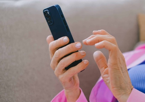 Funcionária de loja flagra patroa acessando seu celular sem