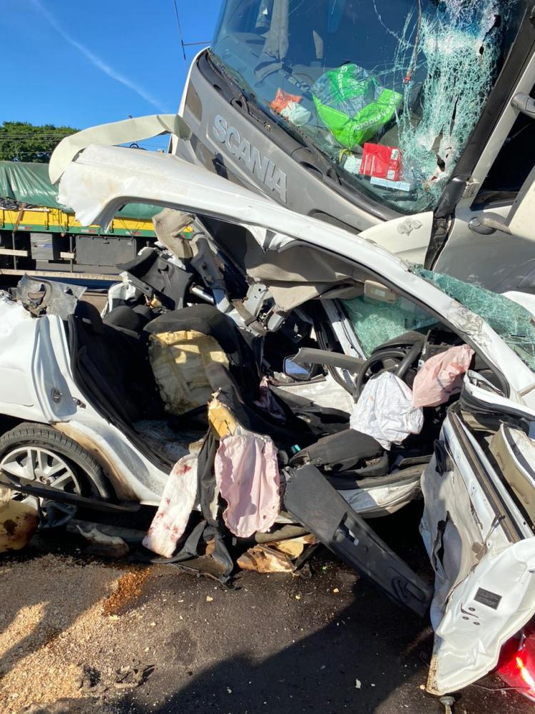 Homens E Mulher Mortos Em Grave Acidente Entre Carro E Carretas Na Br 040 Eram Moradores De Sete